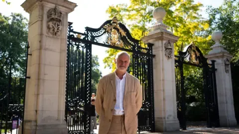Creator Plans to Reflect Queen's Majesty in Monument