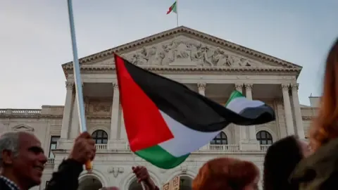 The Portuguese government declares it will acknowledge a sovereign Palestine.